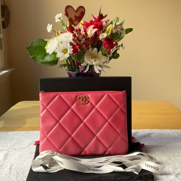💐 CHANEL 19 POUCH O - CASE IN IRIDESCENT PINK 💐 NWT 💐 - Picture 2 of 16